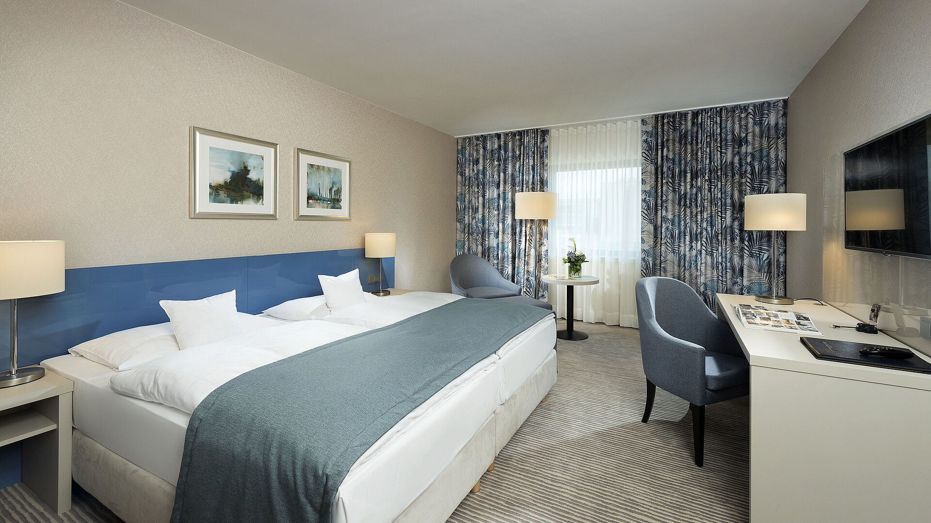 Chambre supérieure à l'hôtel Maritim Bonn avec un design élégant, des lits confortables et un coin bureau moderne.