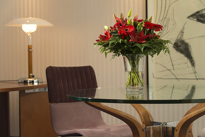 Élégant bouquet sur une table en verre dans la suite présidentielle de l'hôtel Maritim proArte Berlin.