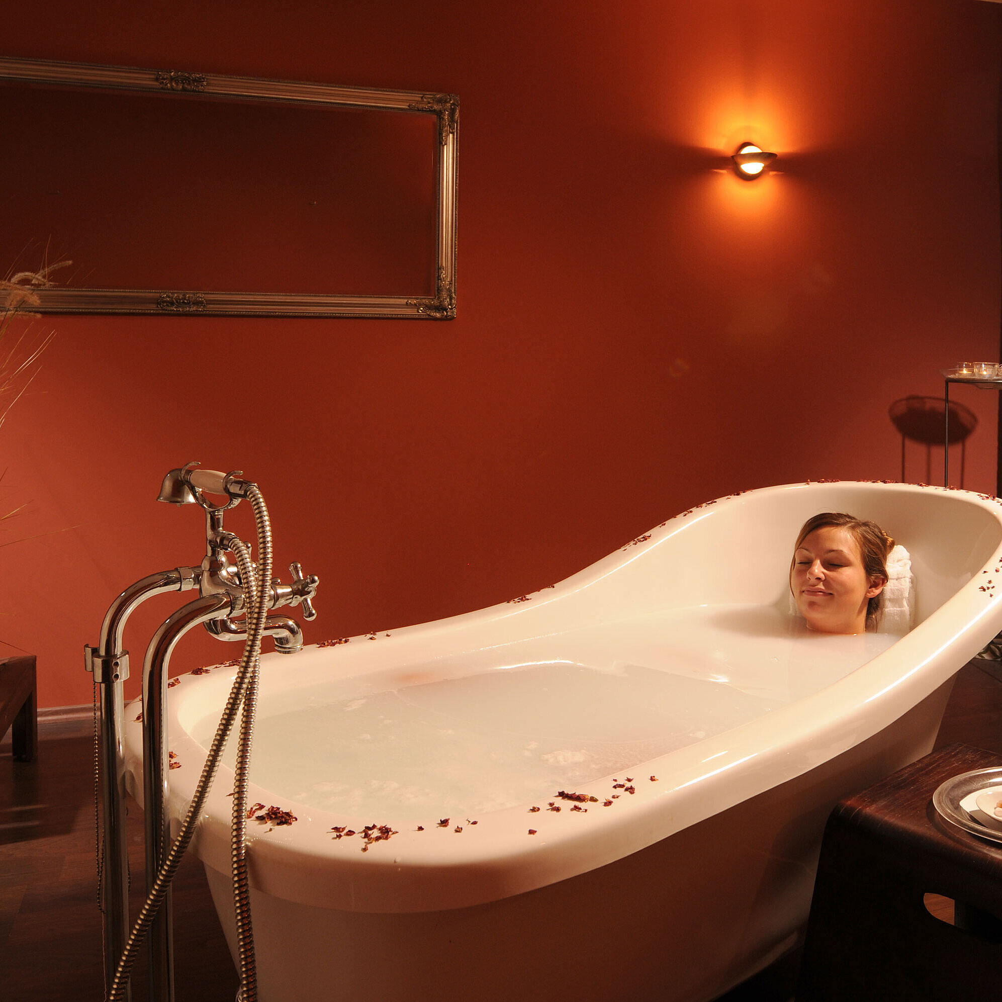 Bain relaxant dans la baignoire spa du Maritim Hotel Bad Wildungen avec lumière tamisée et thé