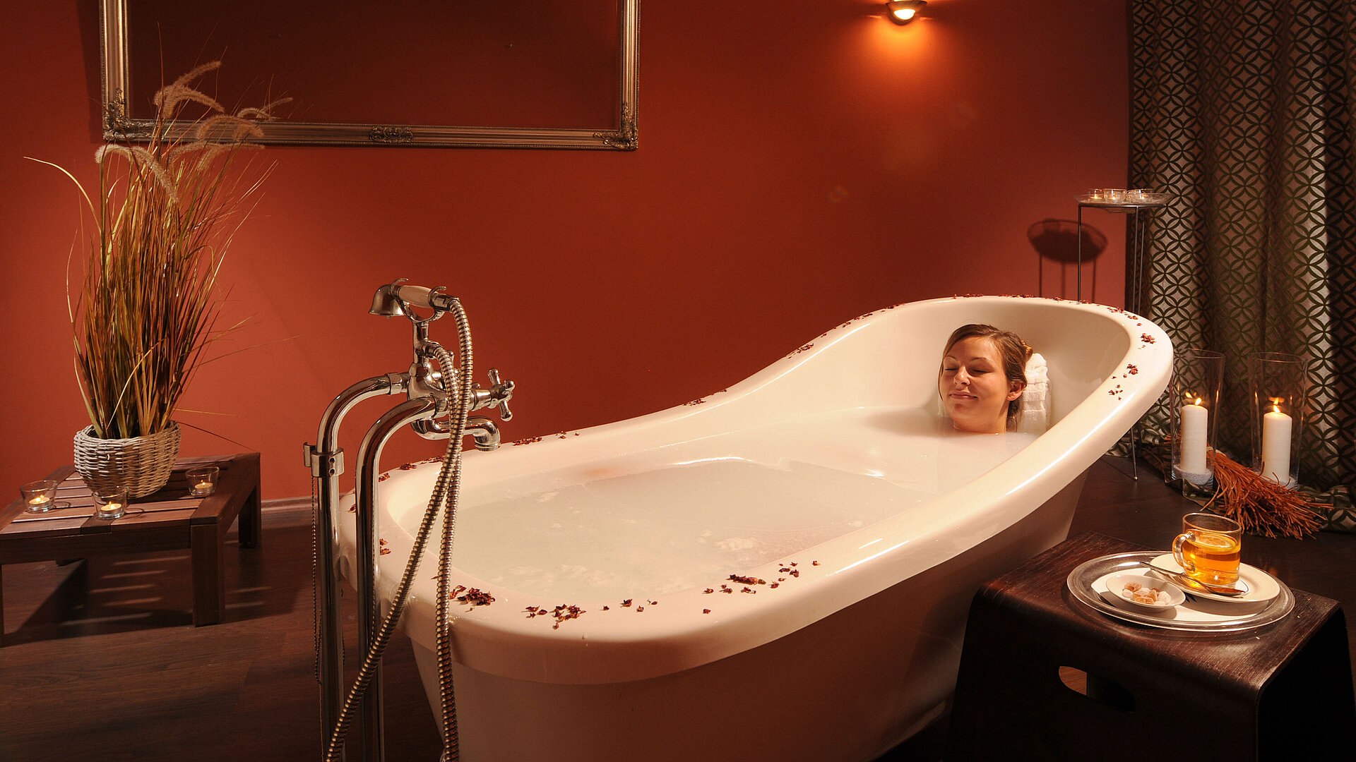 Bain relaxant dans la baignoire spa du Maritim Hotel Bad Wildungen avec lumière tamisée et thé