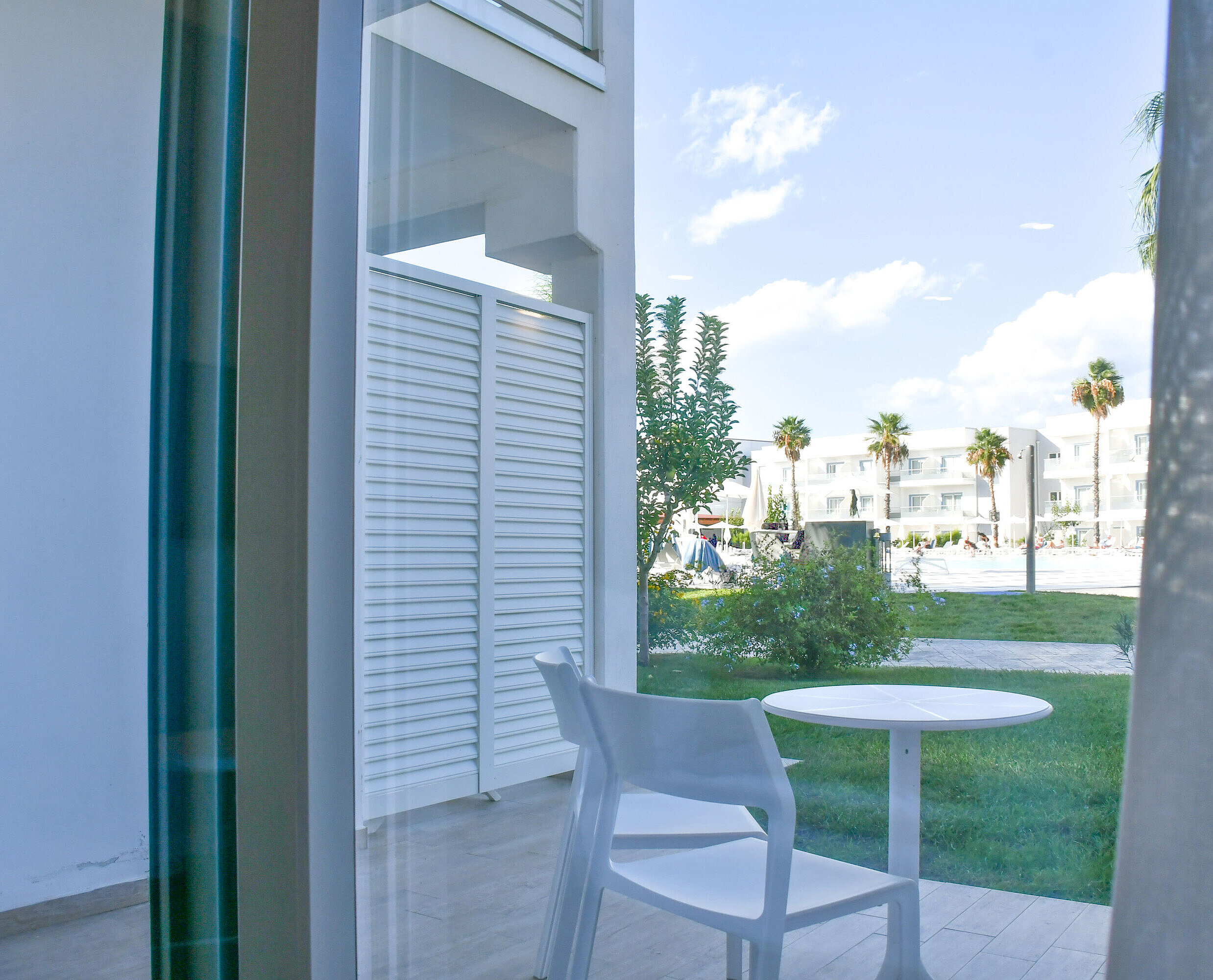 Terrasse avec vue sur jardin Terrasse privée avec table et chaises au Maritim Resort Calabria, vue sur jardin et piscine