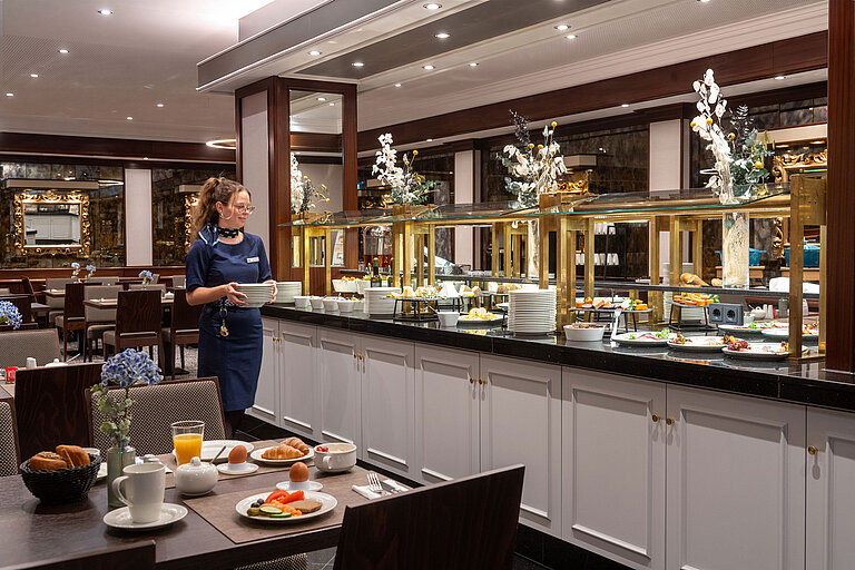 Restaurante con buffet de desayuno e interior moderno
