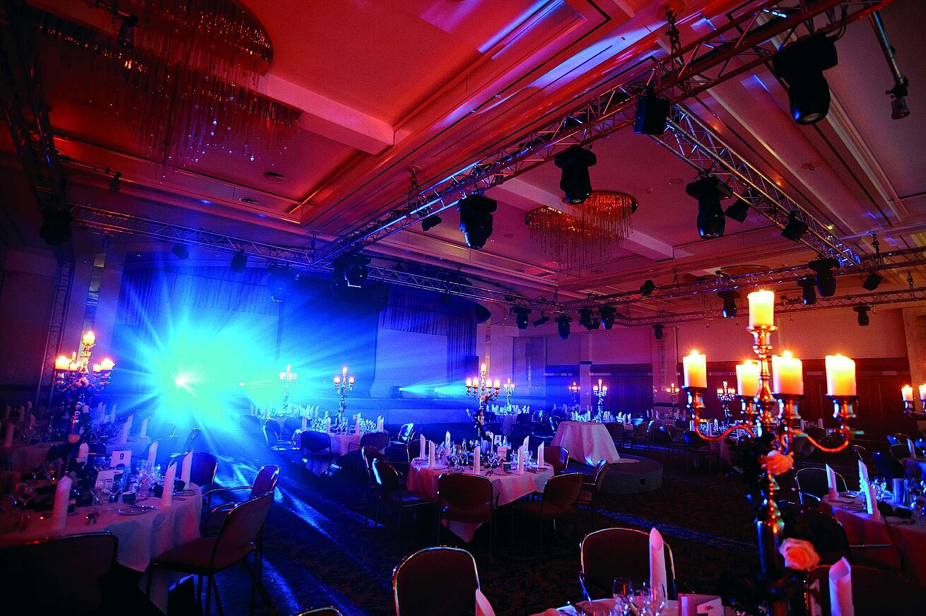 Evento serale al Maritim Hotel Bad Wildungen con giochi di luce e tavoli decorati