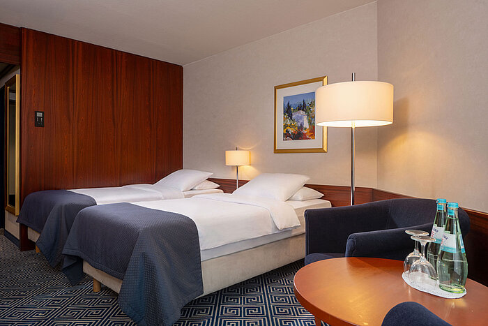 Habitación Classic Twin Habitación Classic Twin en el Maritim Hotel Würzburg con zona de estar y confort moderno