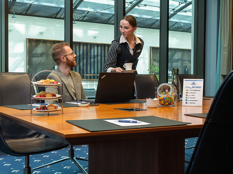 Salle de réunion lumineuse avec service personnalisé au Maritim Hotel Düsseldorf