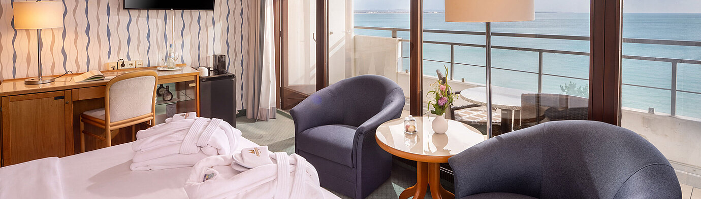 Camera SuperiorPlus lato mare con area salotto, letto matrimoniale e balcone con vista sul Mar Baltico