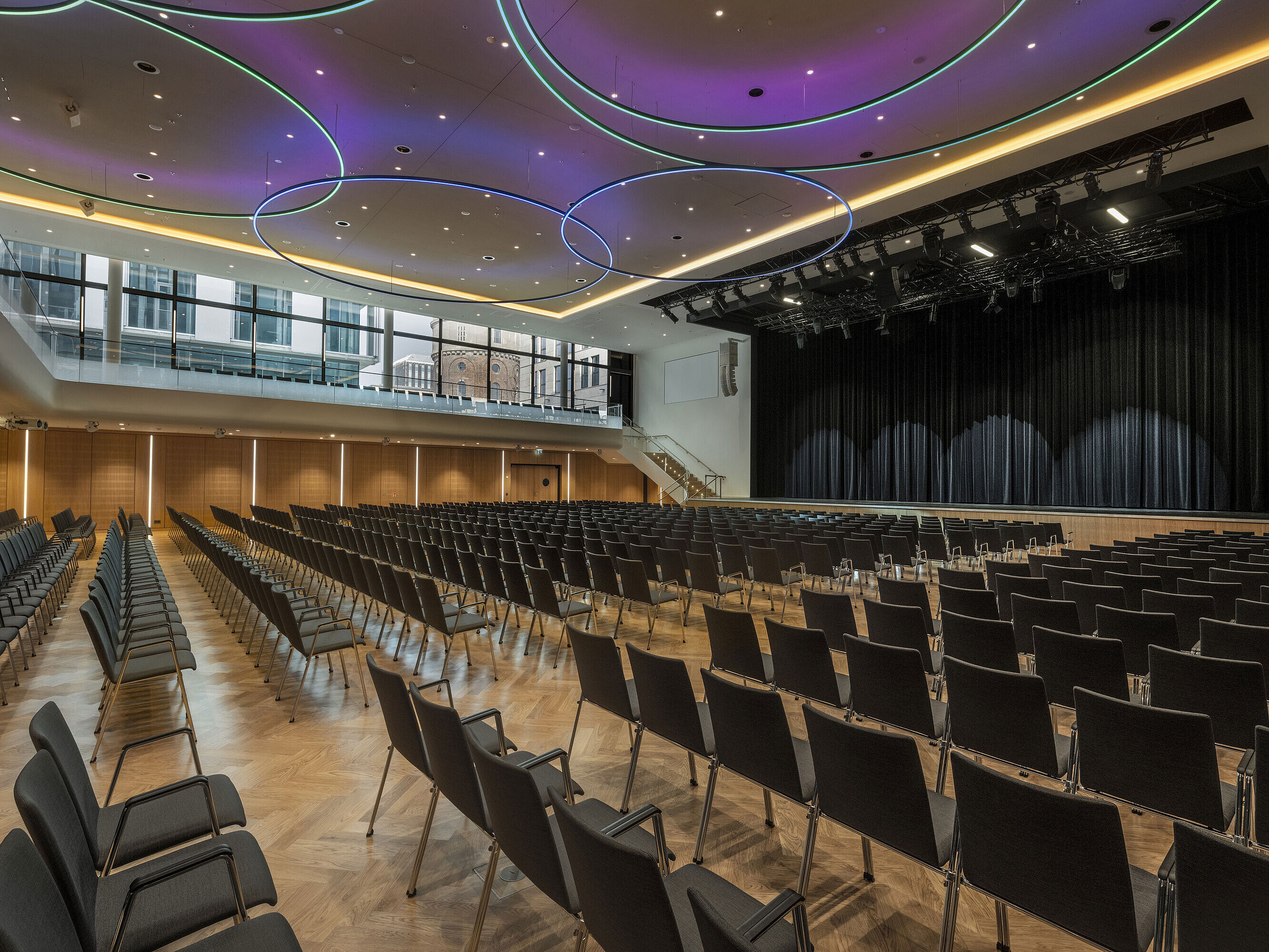 Salle d’événements moderne du Maritim Hotel Ingolstadt avec éclairage LED et grande scène.