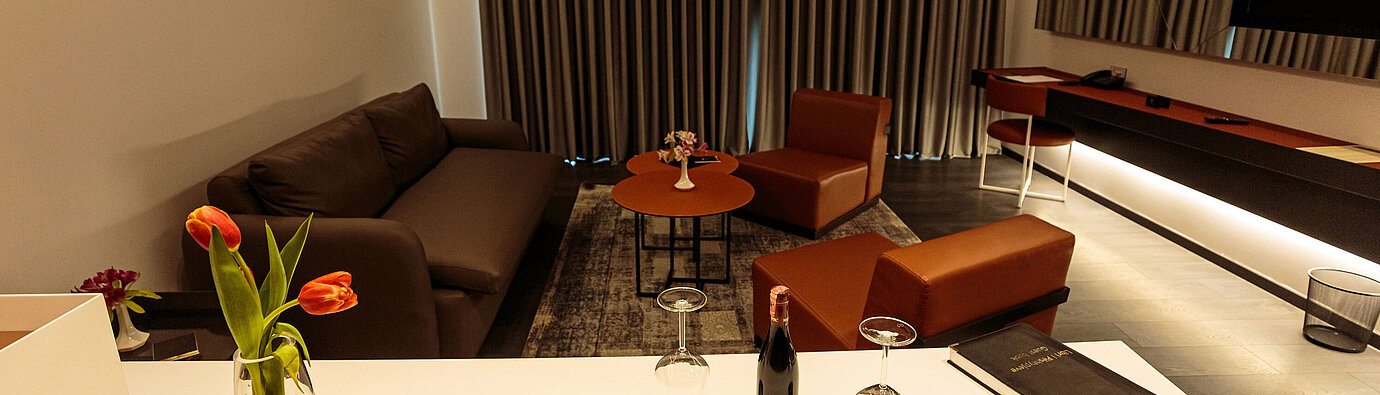 Sala de estar moderna en Maritim Resort Marina Bay con sofá, sillones y zona acogedora