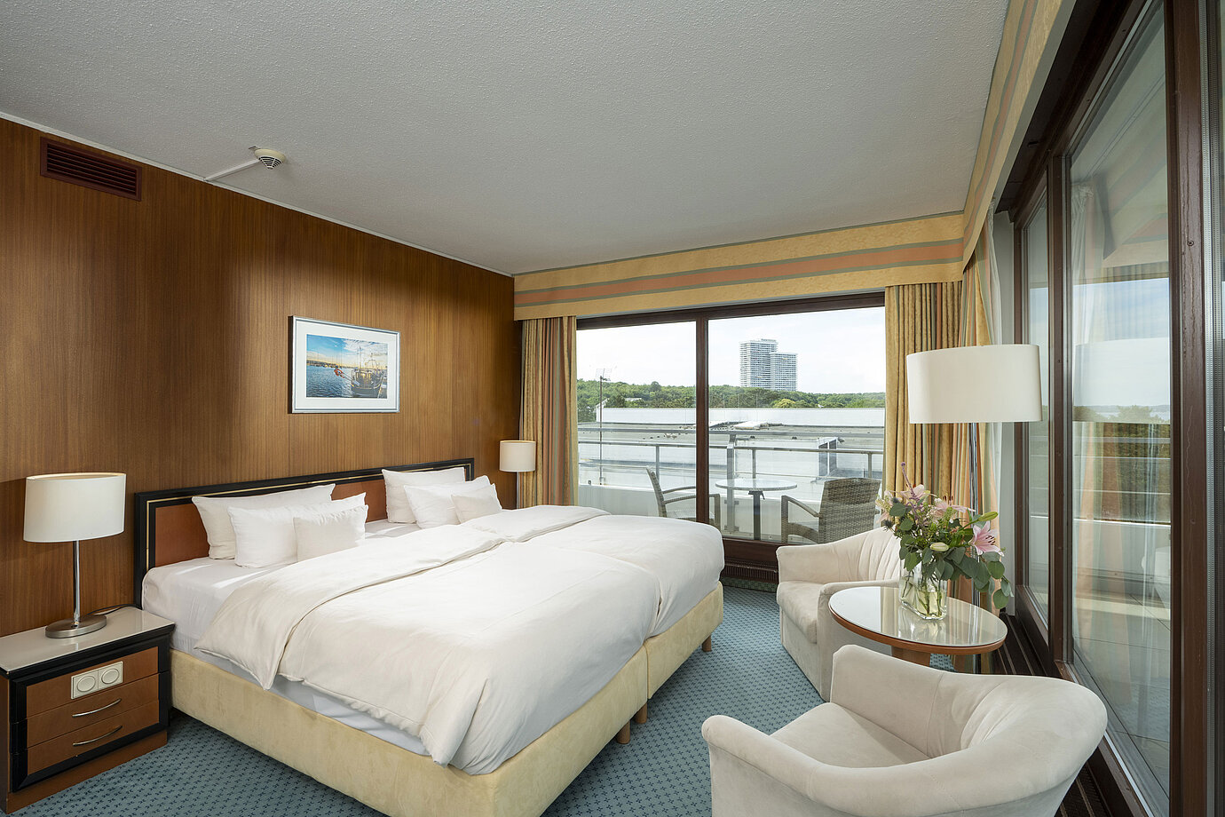 Spacieuse suite familiale au Maritim Seehotel Timmendorfer Strand avec balcon, vue sur mer et coin salon.