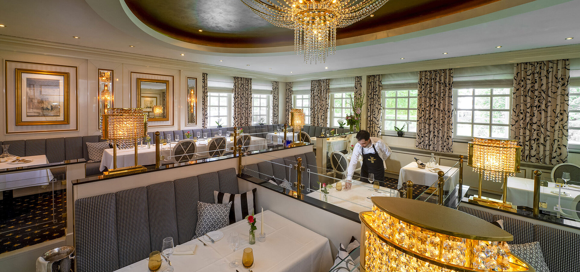 Restaurant Orangerie Restaurant Orangerie élégant au Maritim Seehotel Timmendorfer Strand avec décor luxueux et tables dressées.