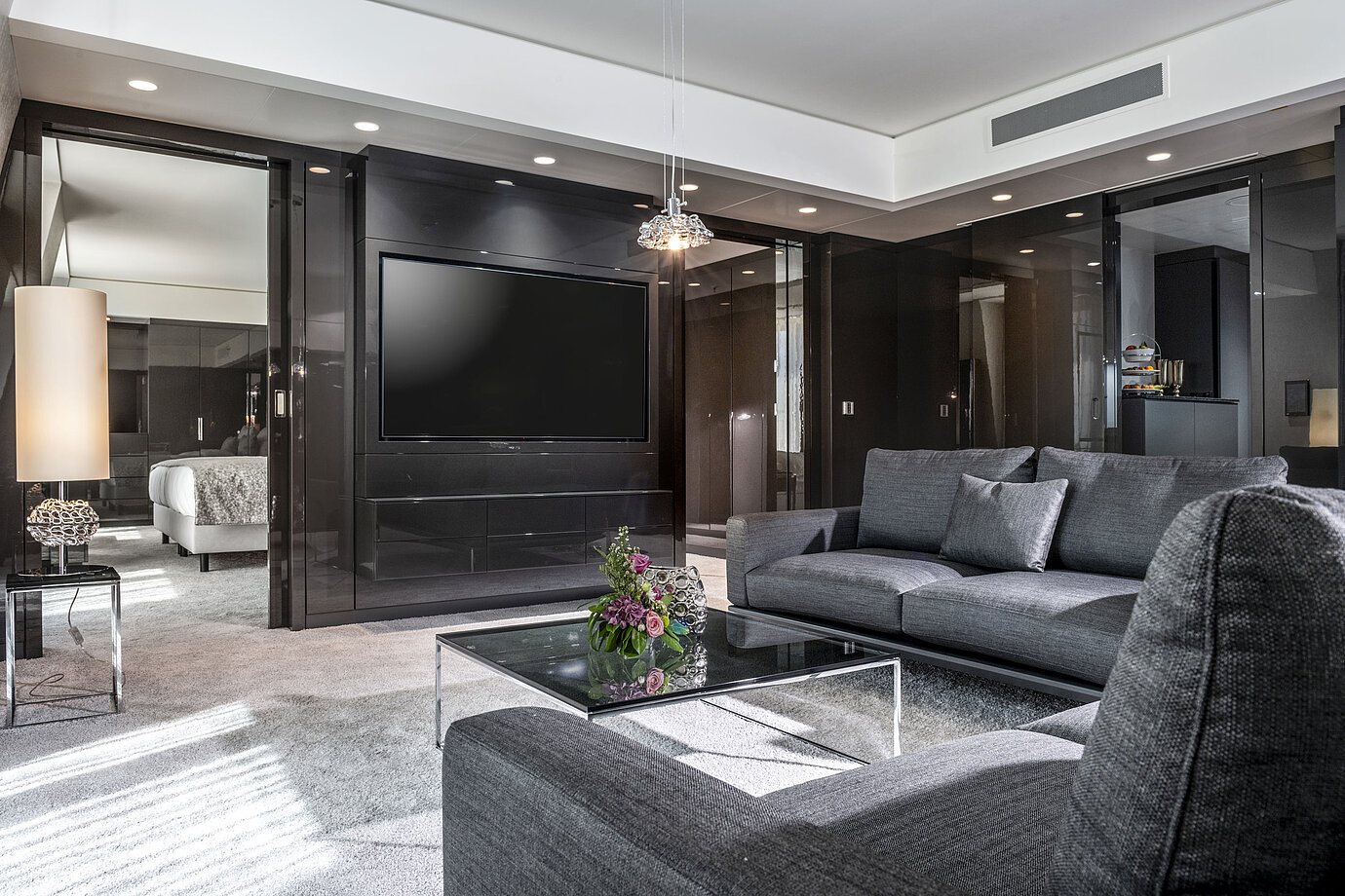 Suite espaciosa del Maritim Hotel Ingolstadt con sala de estar elegante y mobiliario lujoso.