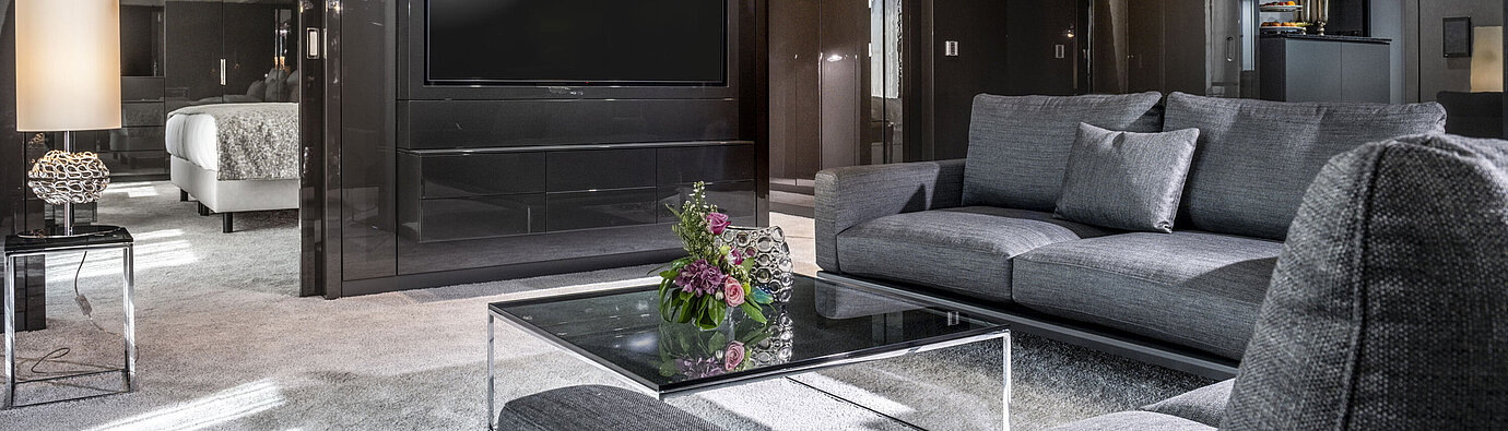 Suite spaziosa del Maritim Hotel Ingolstadt con soggiorno elegante e arredi di lusso.