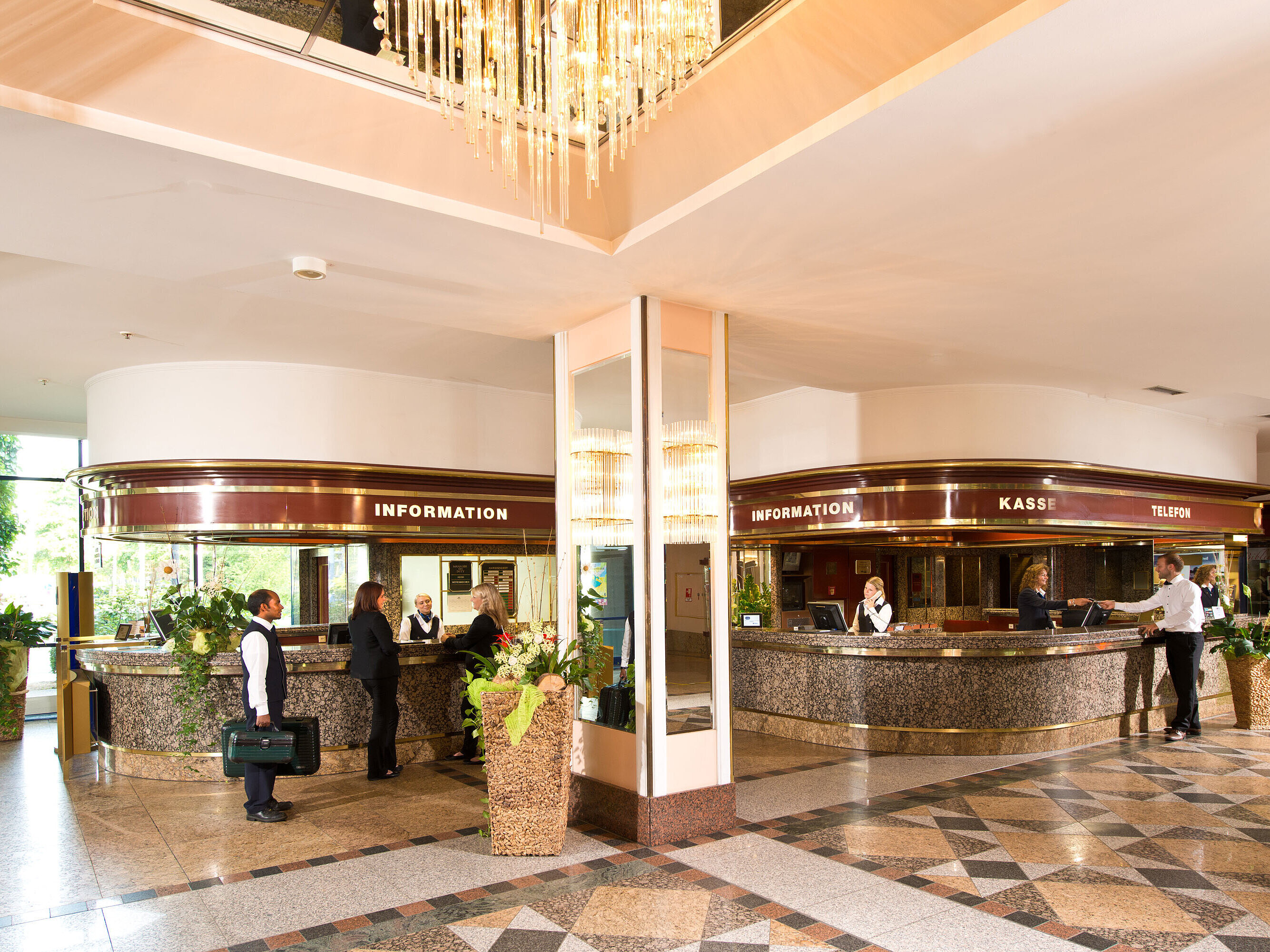 Réception de l'Hôtel Maritim Bonn avec des clients et du personnel.