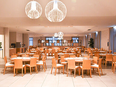 Ampia sala da pranzo al Maritim Resort Calabria con luci eleganti e tanti posti a sedere