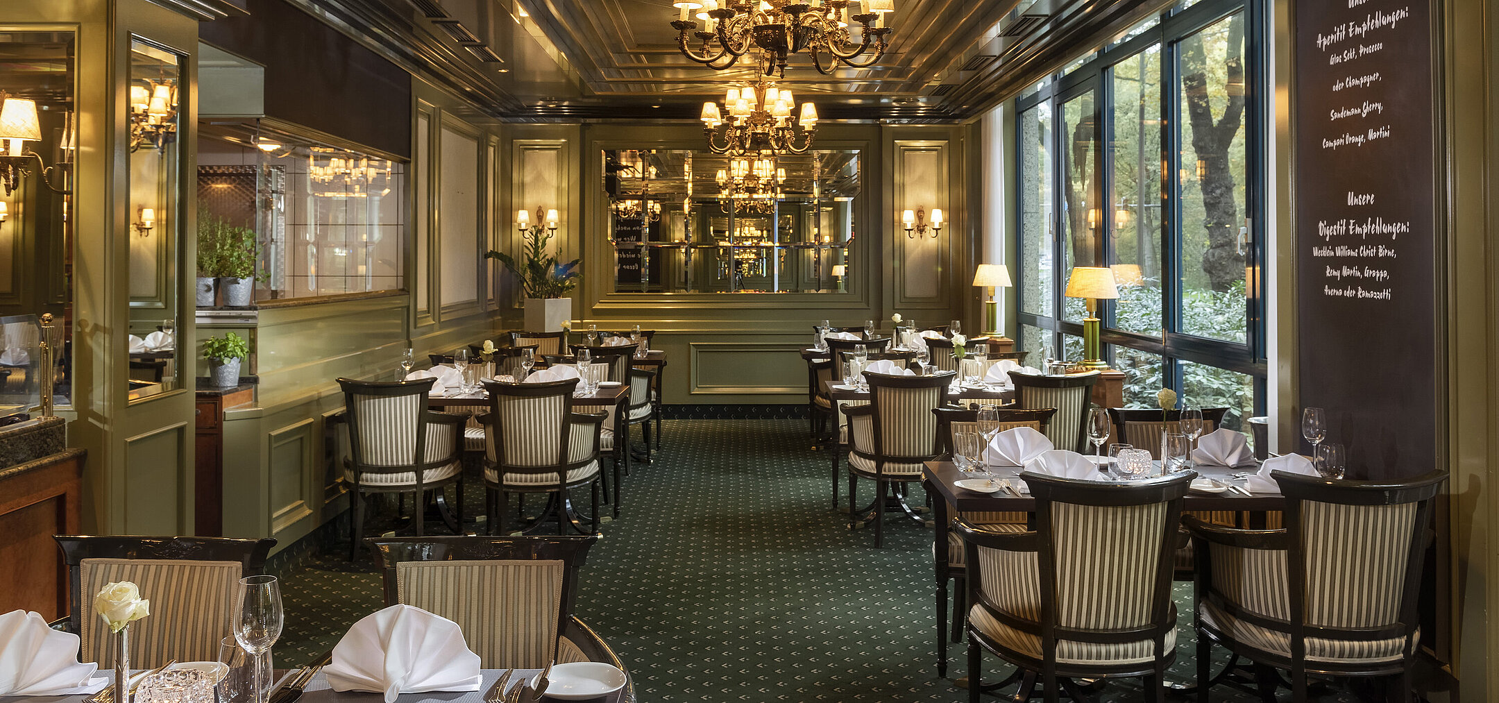 Elegante ristorante L'Echalote dell'Hotel Maritim Bremen, arredamento elegante e tavoli apparecchiati per una cena raffinata.