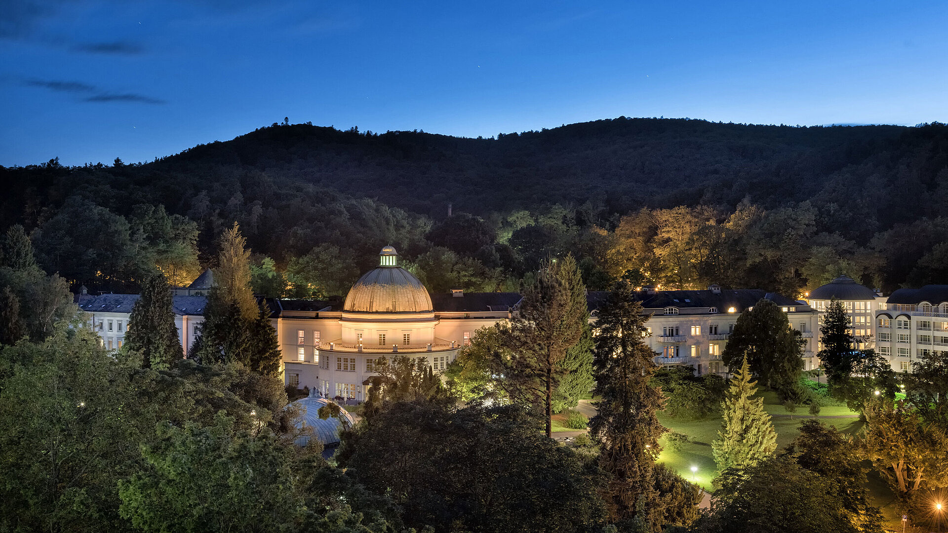 Maritim Hotel Bad Wildungen di notte, illuminato e immerso nella natura