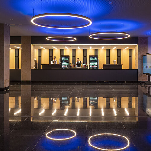 Bar élégante de l'hôtel Maritim Ingolstadt avec éclairage moderne et service accueillant.