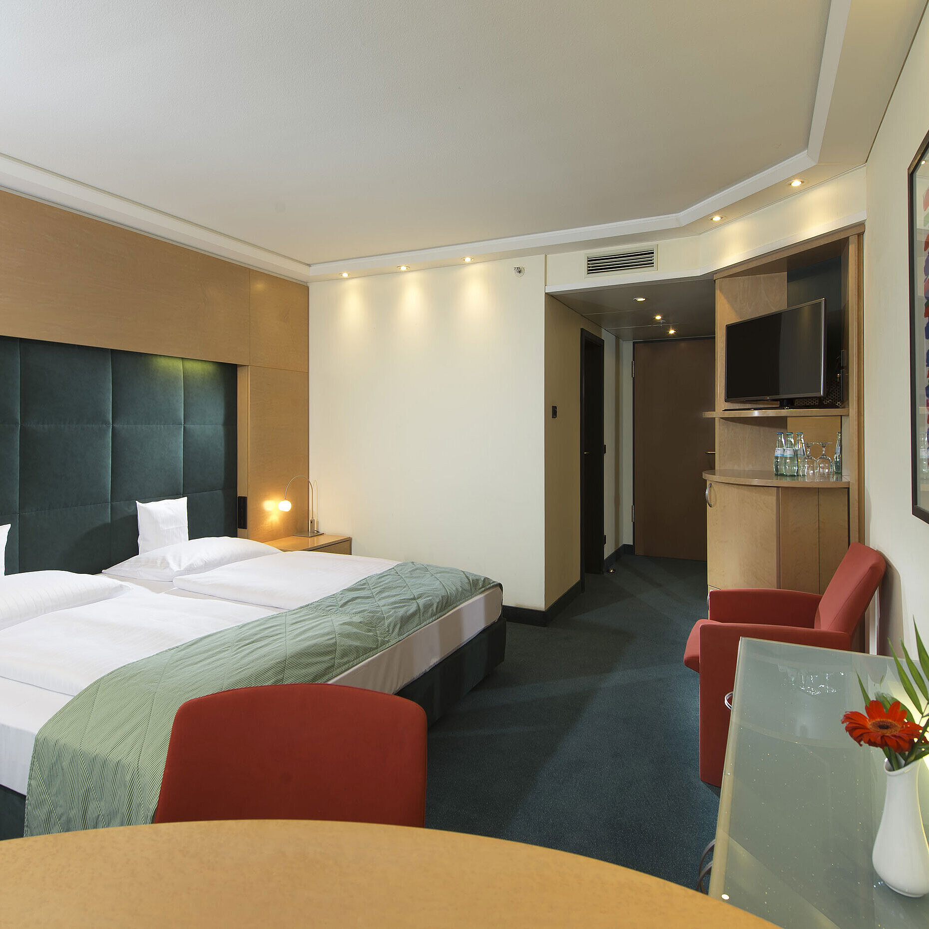 Camera Comfort Camera Comfort al Maritim proArte Hotel Berlino, con arredi moderni, letto matrimoniale, opera d'arte e scrivania.