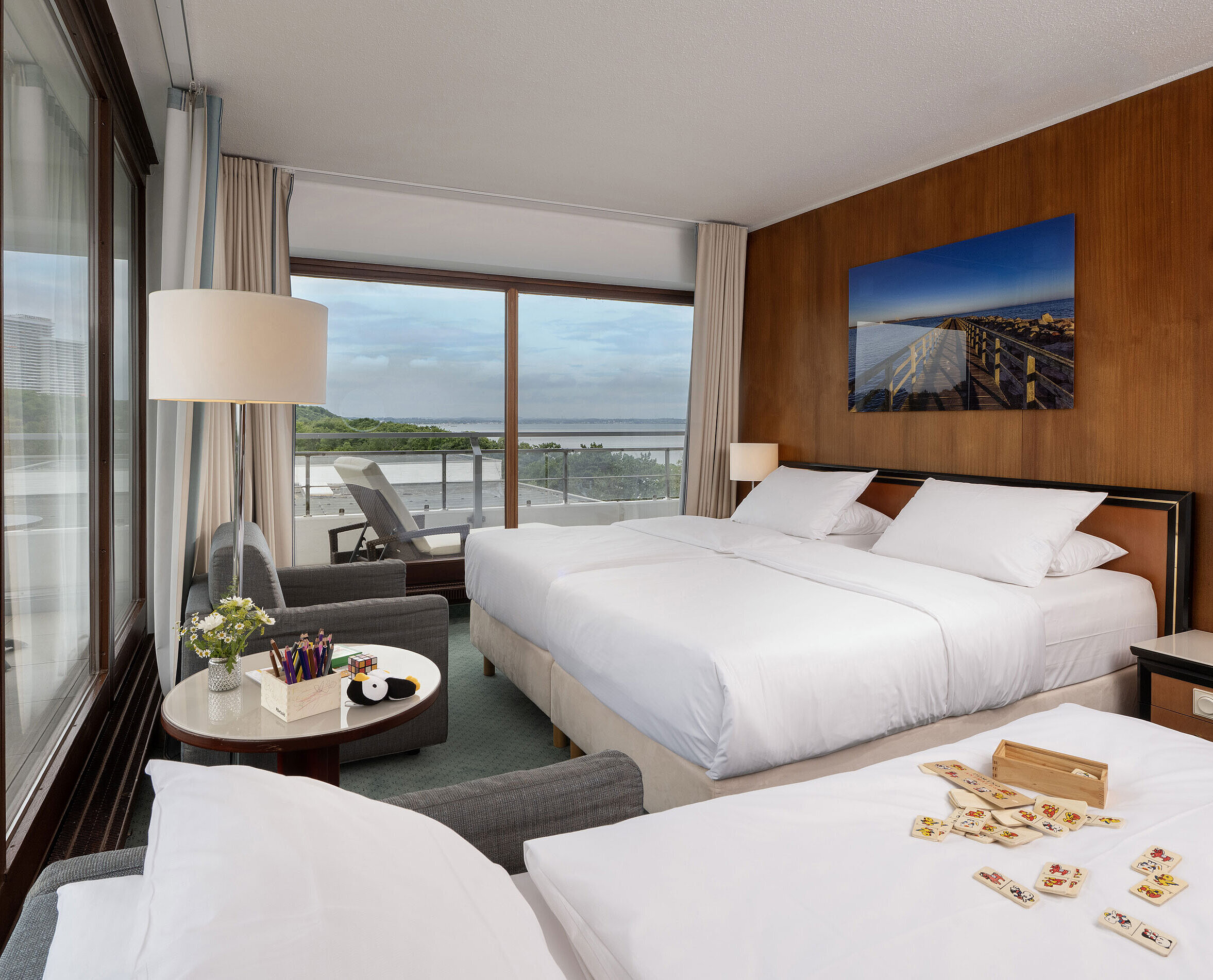 Chambre familiale lumineuse au Maritim Seehotel Timmendorfer Strand avec balcon et vue sur la mer Baltique