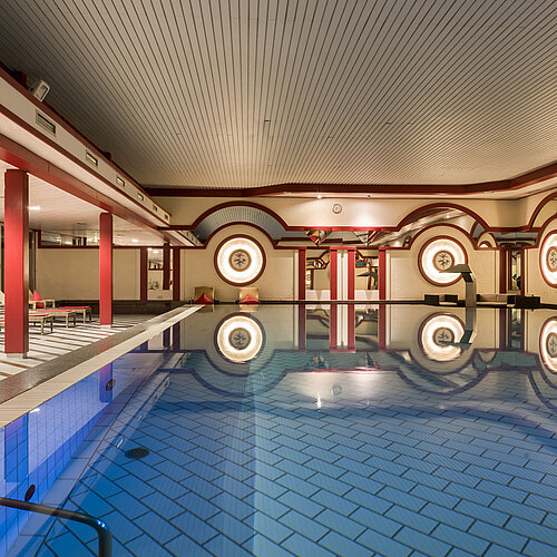 Area spa con lettini e grande piscina coperta al Maritim Hotel Bad Wildungen