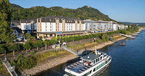 Aerial view of Maritim Hotel Königswinter on the Rhine promenade with a sightseeing boat on the River Rhine.