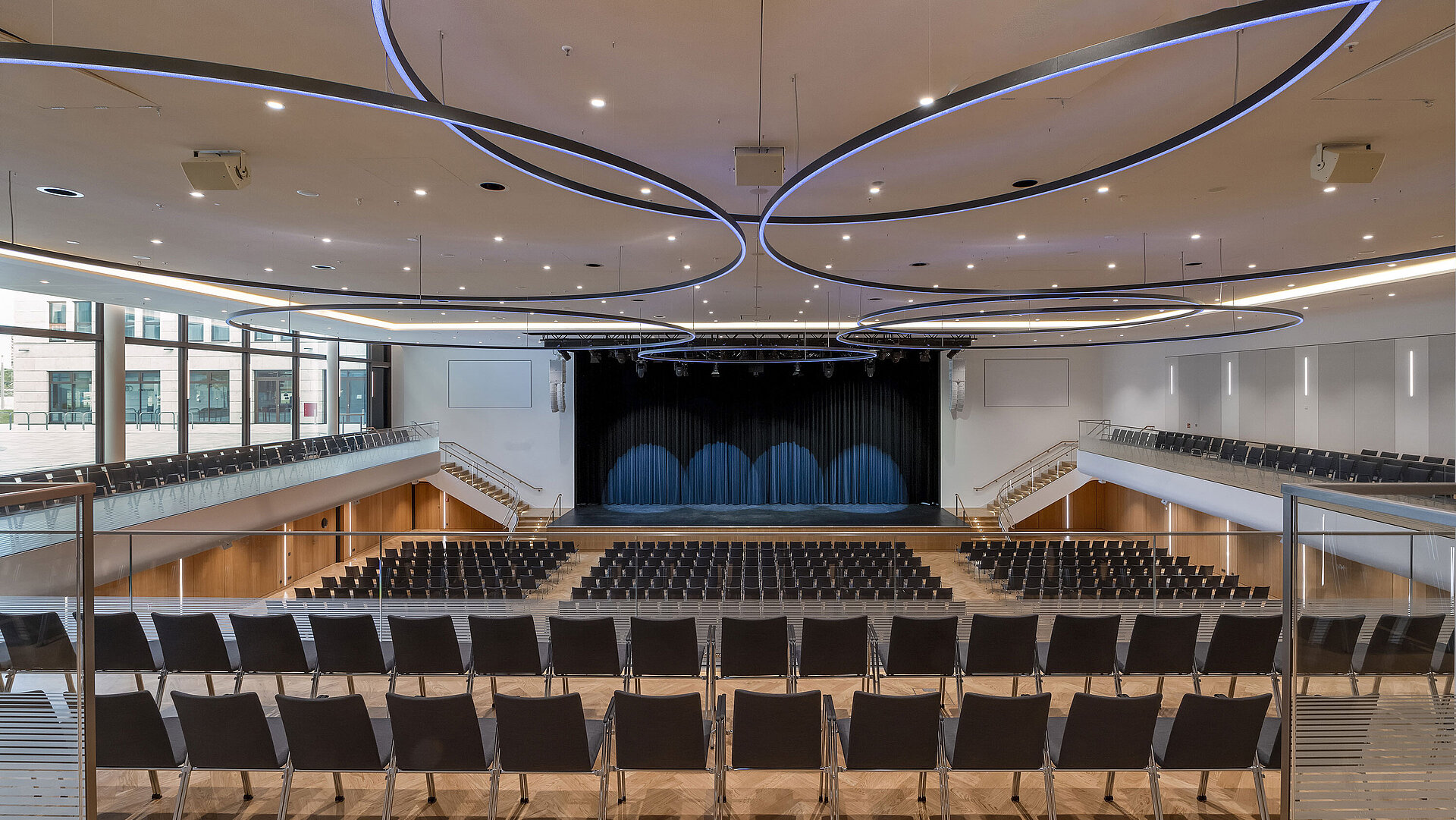 Grande salle d’événements du Maritim Hotel Ingolstadt avec éclairage moderne et scène.