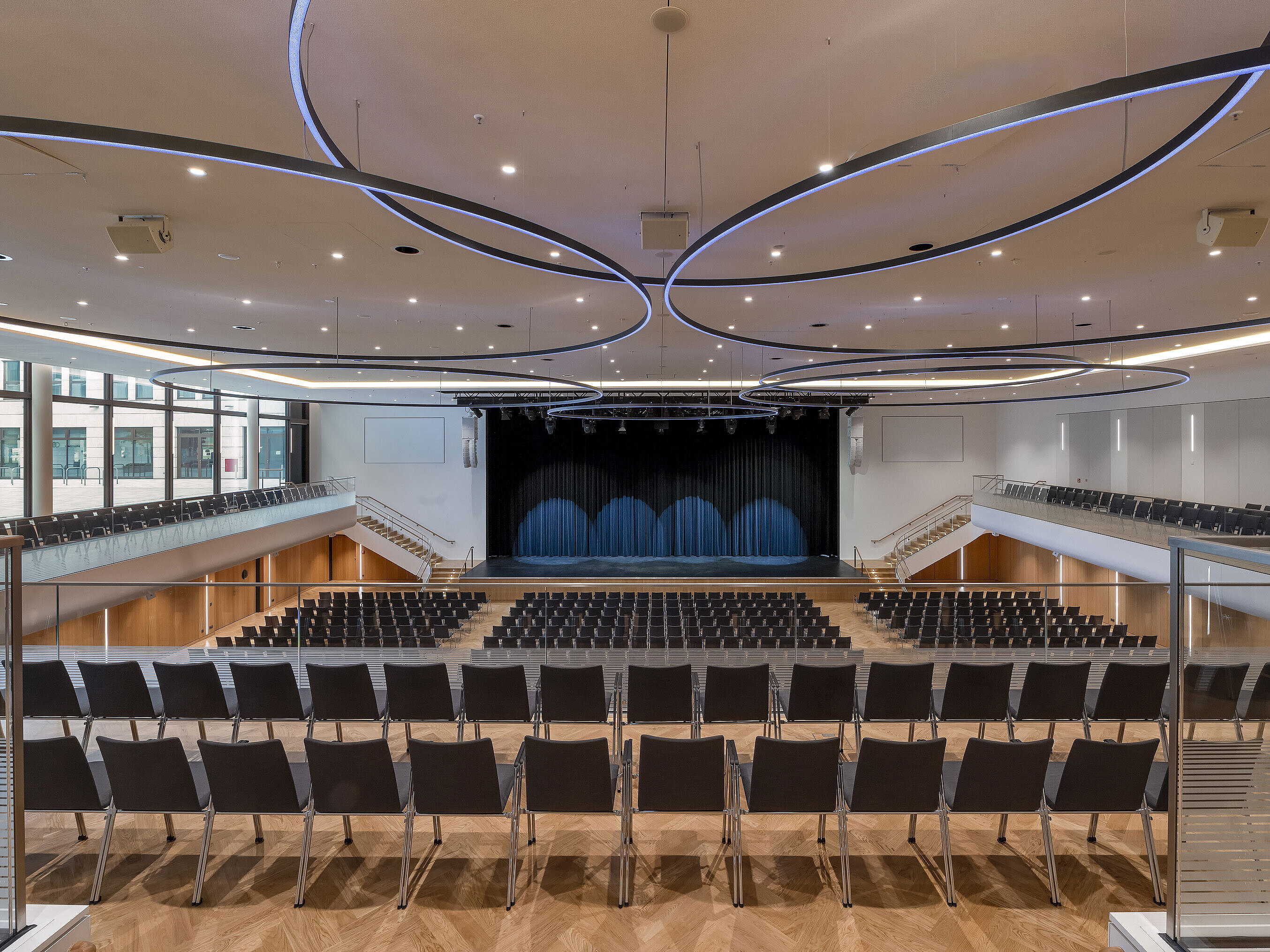 Grande salle d’événements du Maritim Hotel Ingolstadt avec éclairage moderne et scène.