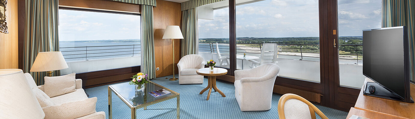 Suite  Spacious living area in the suite at Maritim Hotel Travemünde with panoramic view of the Baltic Sea