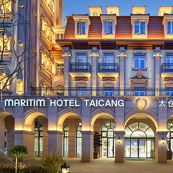 Fachada iluminada del Maritim Hotel Taicang con diseño arquitectónico elegante