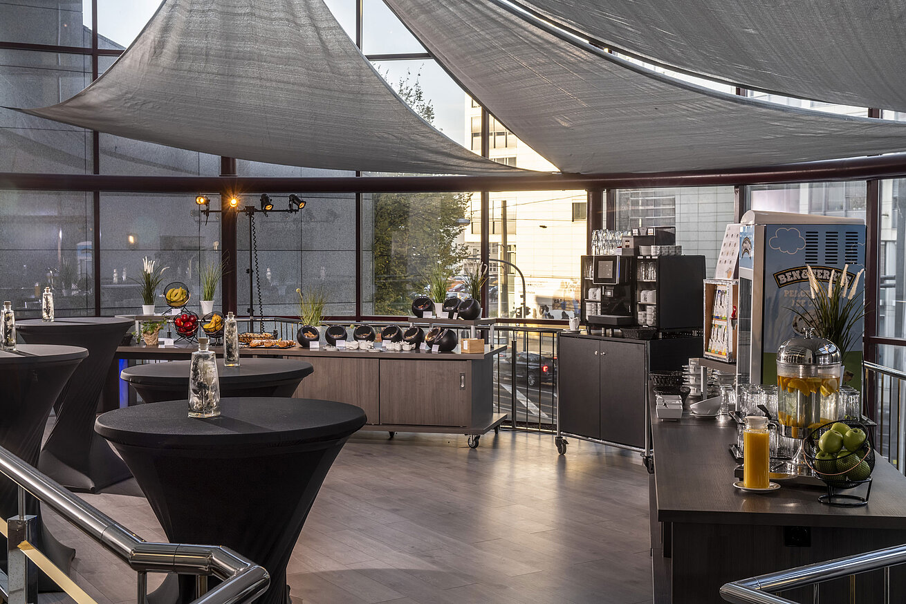 Zona moderna de pausa con snacks y bebidas en el Maritim Hotel Magdeburgo