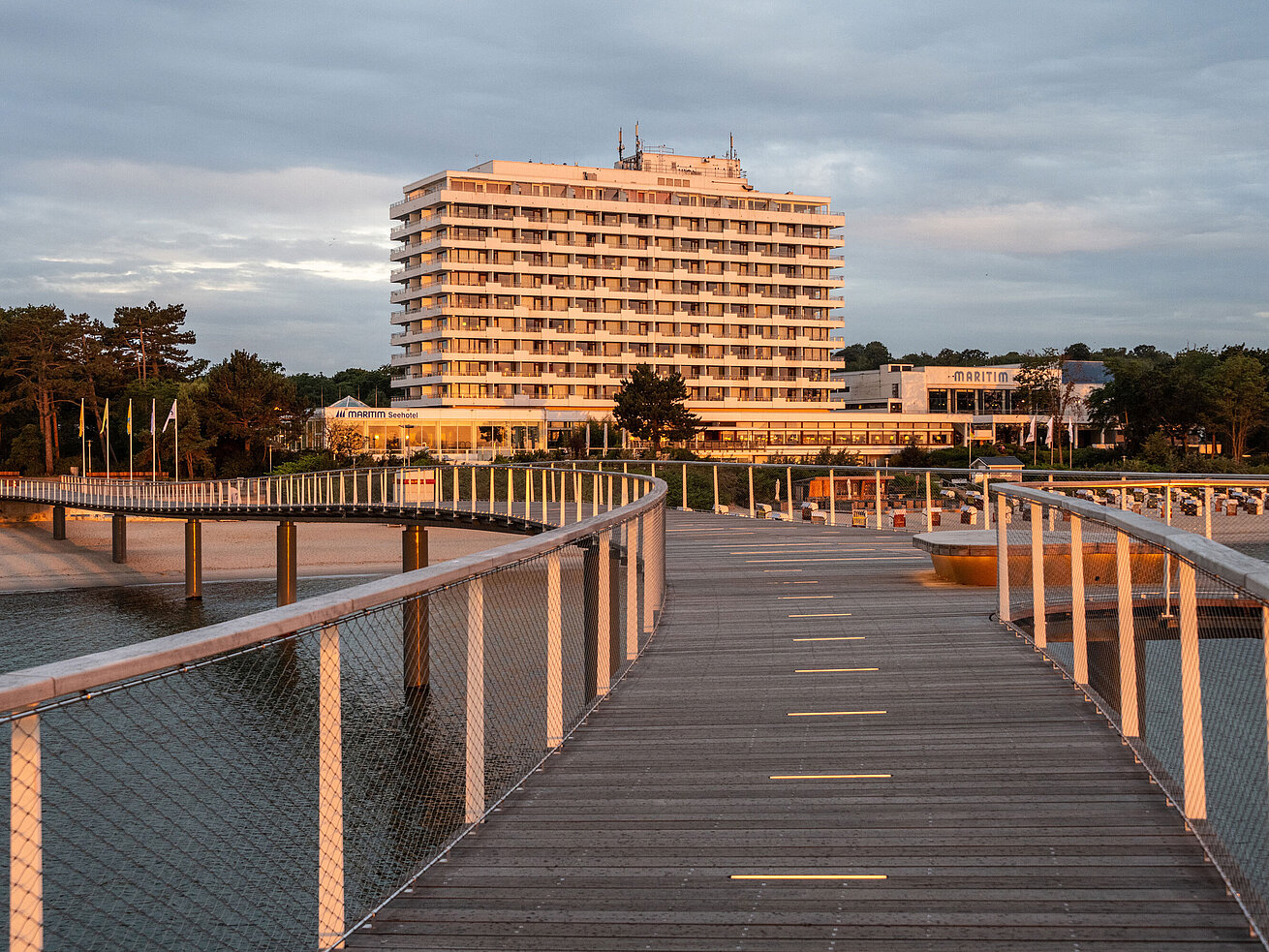 Muelle Maritim Seehotel Timmendorfer Strand visto desde el muelle con playa y vista al Báltico