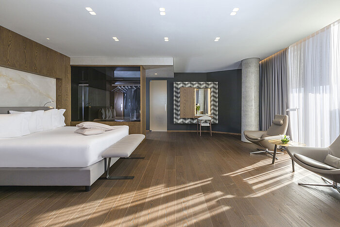 Chambre moderne avec miroir, mobilier design et intérieur élégant au Maritim Hotel Plaza Tirana