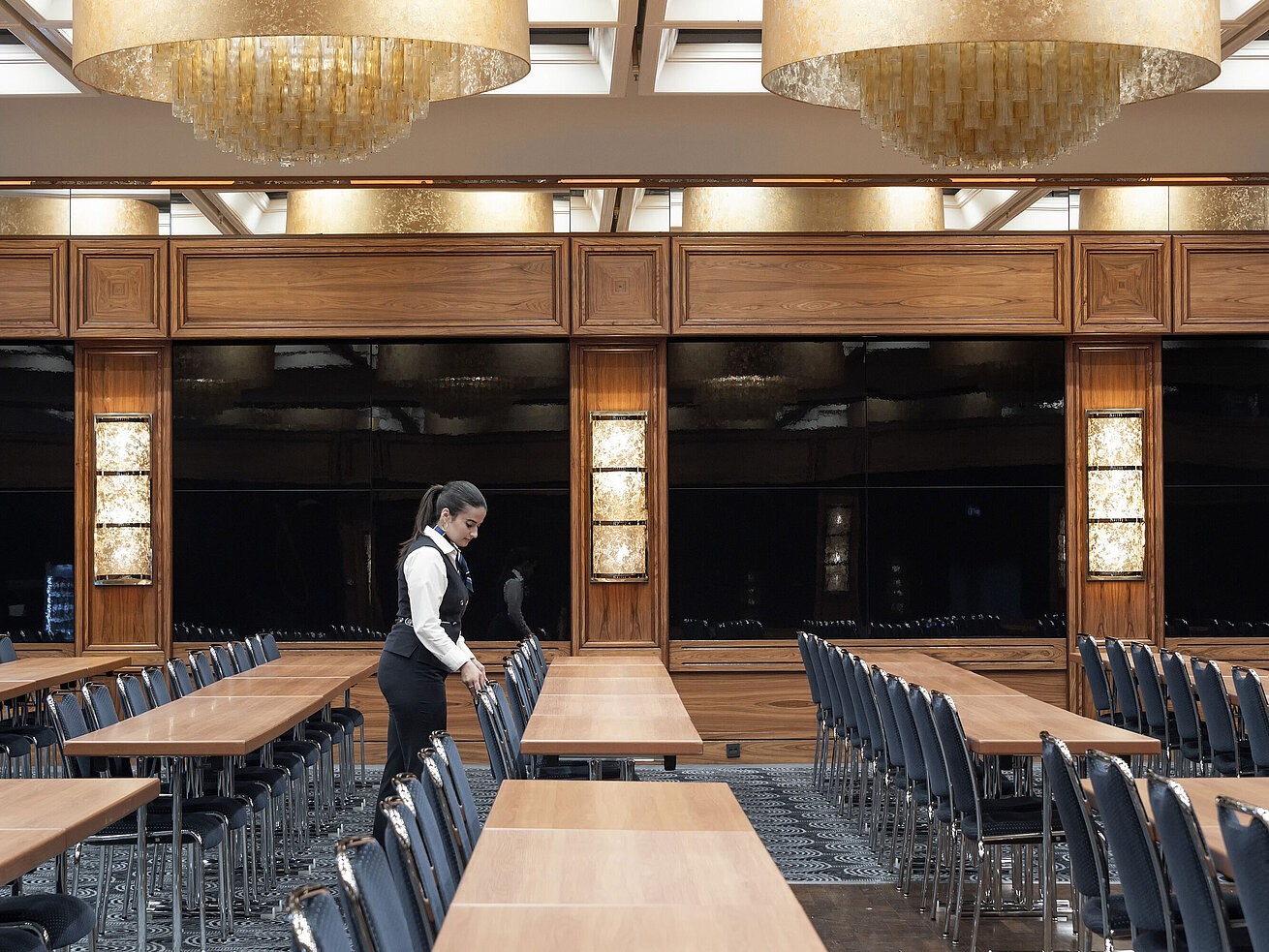 Saal Maritim Sala elegante con lámparas y sillas alineadas en el Maritim Hotel Darmstadt