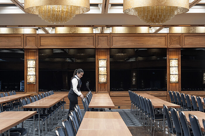 Sala elegante con lampadari e sedie in fila al Maritim Hotel Darmstadt