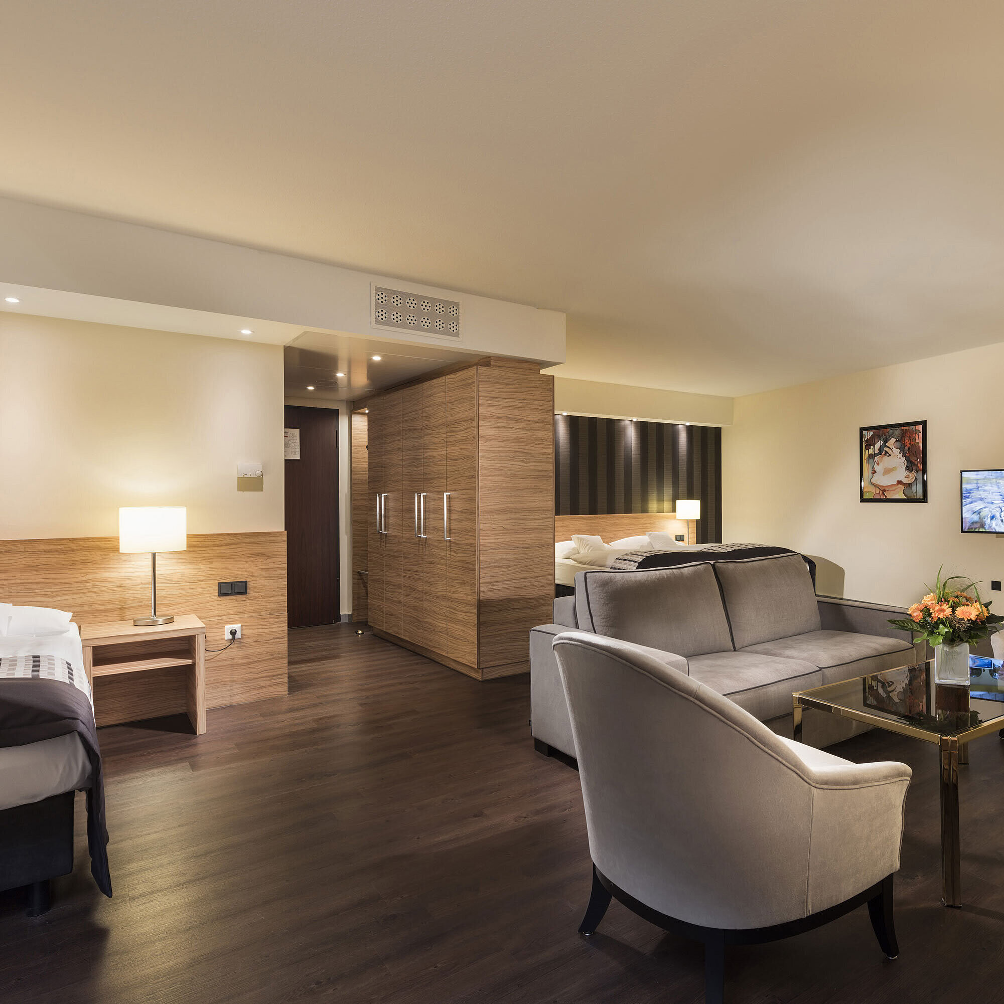 Chambre d'hôtel pour personnes allergiques Suite élégante de l'hôtel Maritim Königswinter avec espace salon moderne et mobilier luxueux.