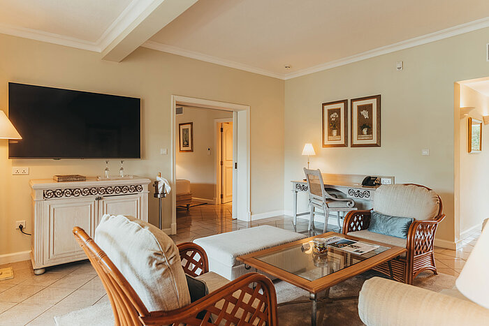 Amplia zona de estar de la suite Penthouse con salón, mesa de comedor y mobiliario elegante.