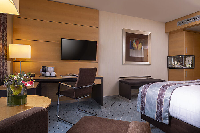 Chambre supérieure élégante au Maritim Hotel Düsseldorf avec bureau moderne, TV et décoration raffinée.