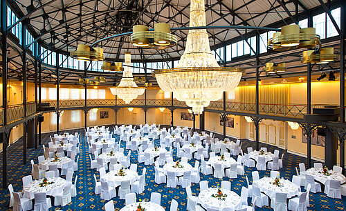 Grande salle avec tables rondes et lustres à l’hôtel Maritim Stuttgart
