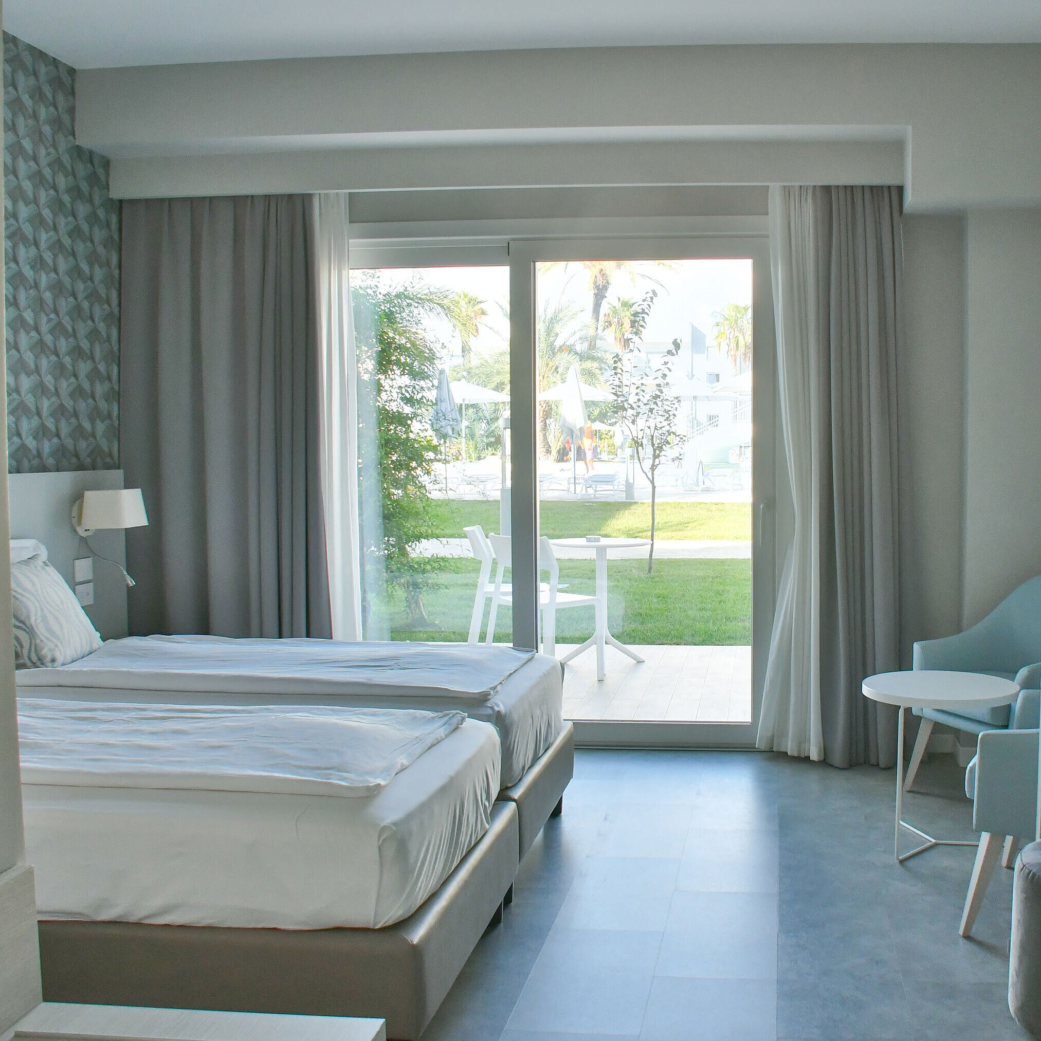 Chambre Chambre lumineuse du Maritim Resort Calabria avec terrasse et vue sur le jardin
