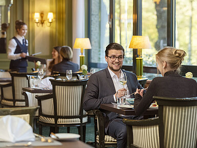 Ospiti che gustano una cena elegante al ristorante L'Echalote dell'Hotel Maritim Bremen con servizio cordiale.