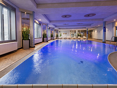 Pool Illuminated indoor pool at Maritim Hotel Frankfurt with a relaxing atmosphere and panoramic windows.
