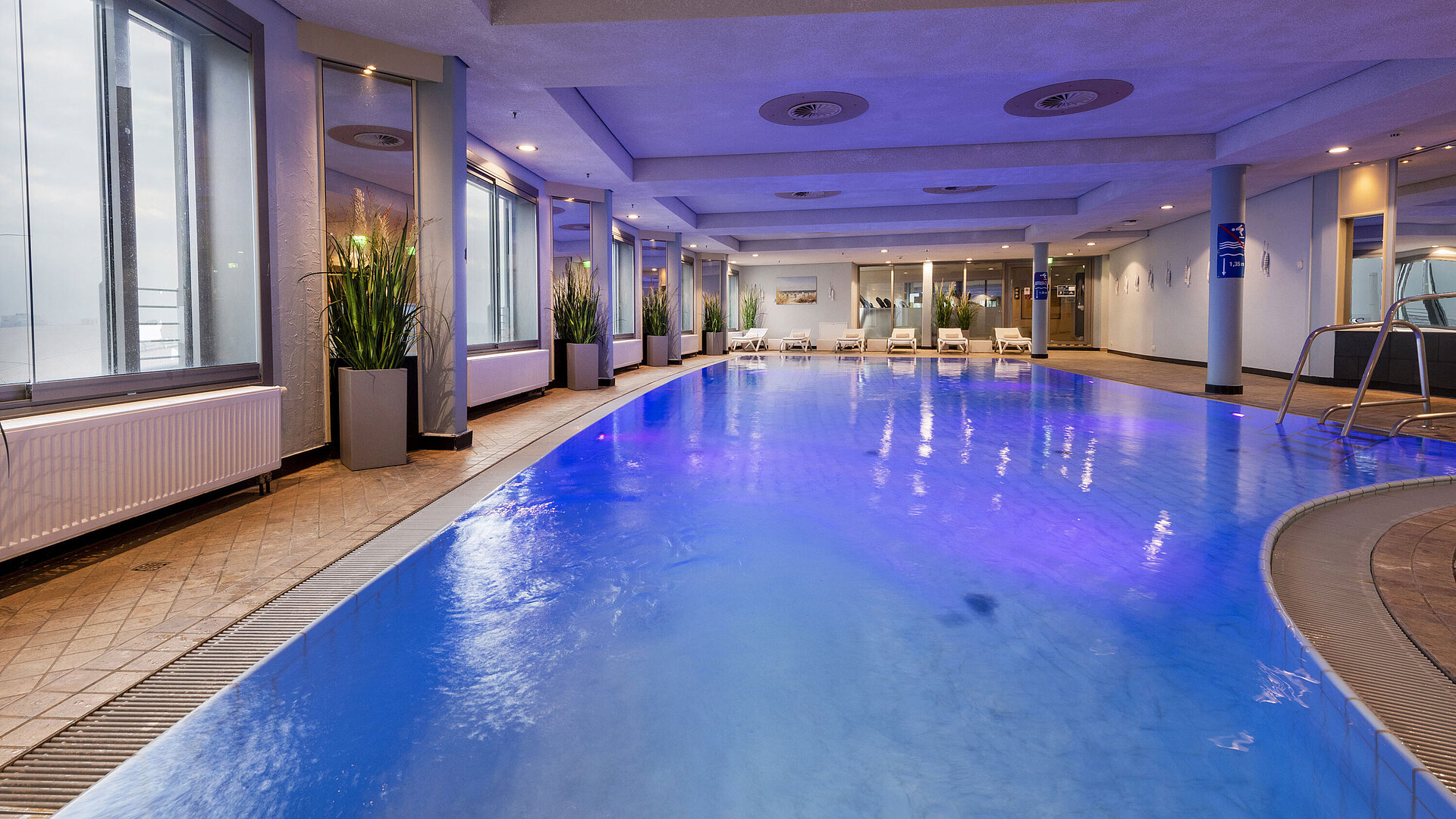 Pool Illuminated indoor pool at Maritim Hotel Frankfurt with a relaxing atmosphere and panoramic windows.