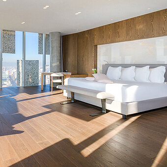 Suite panorámica luminosa con vistas a la ciudad y muebles de diseño en el Maritim Hotel Plaza Tirana