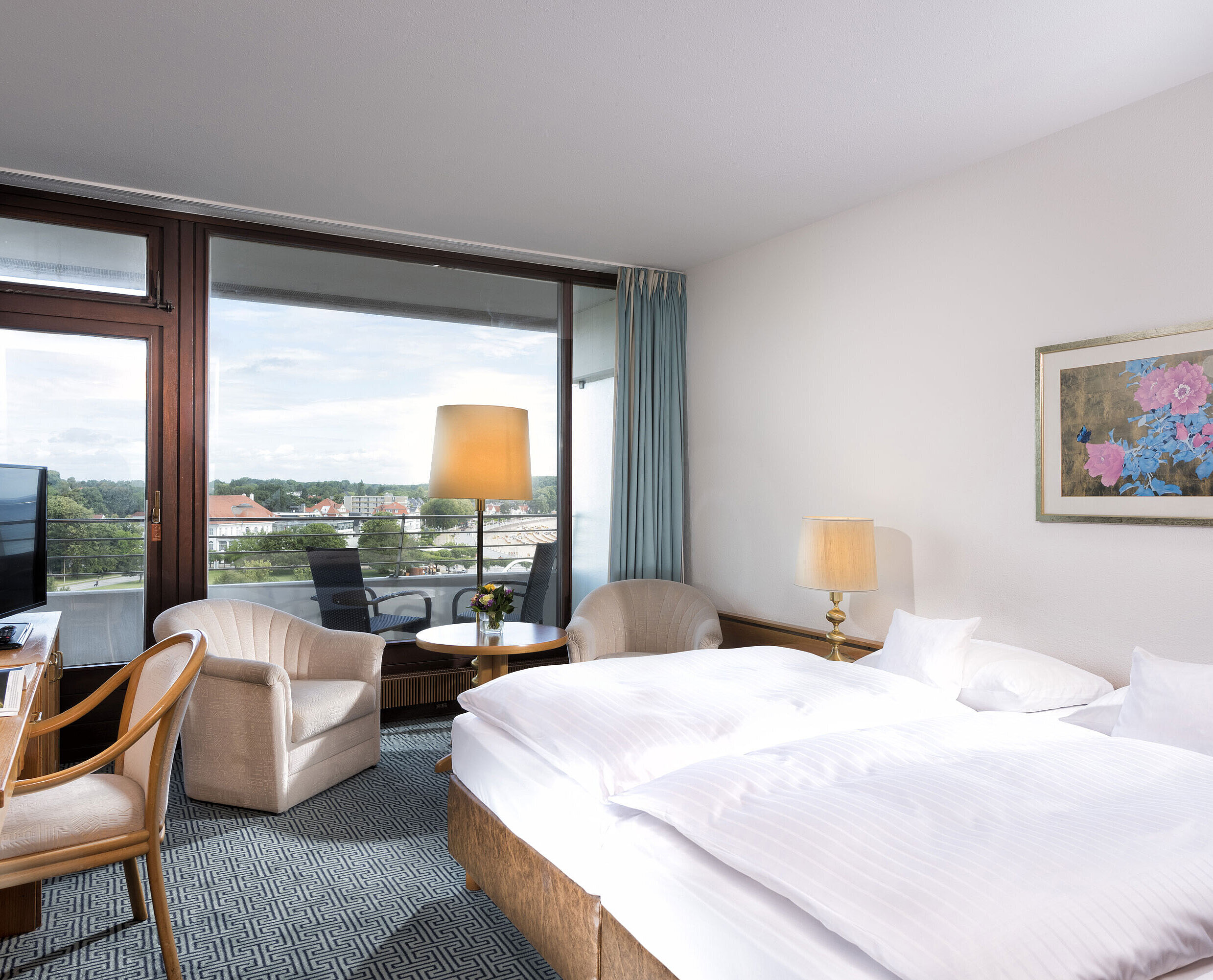 Classic room Bright double room at Maritim Hotel Travemünde with balcony and view over rooftops and water