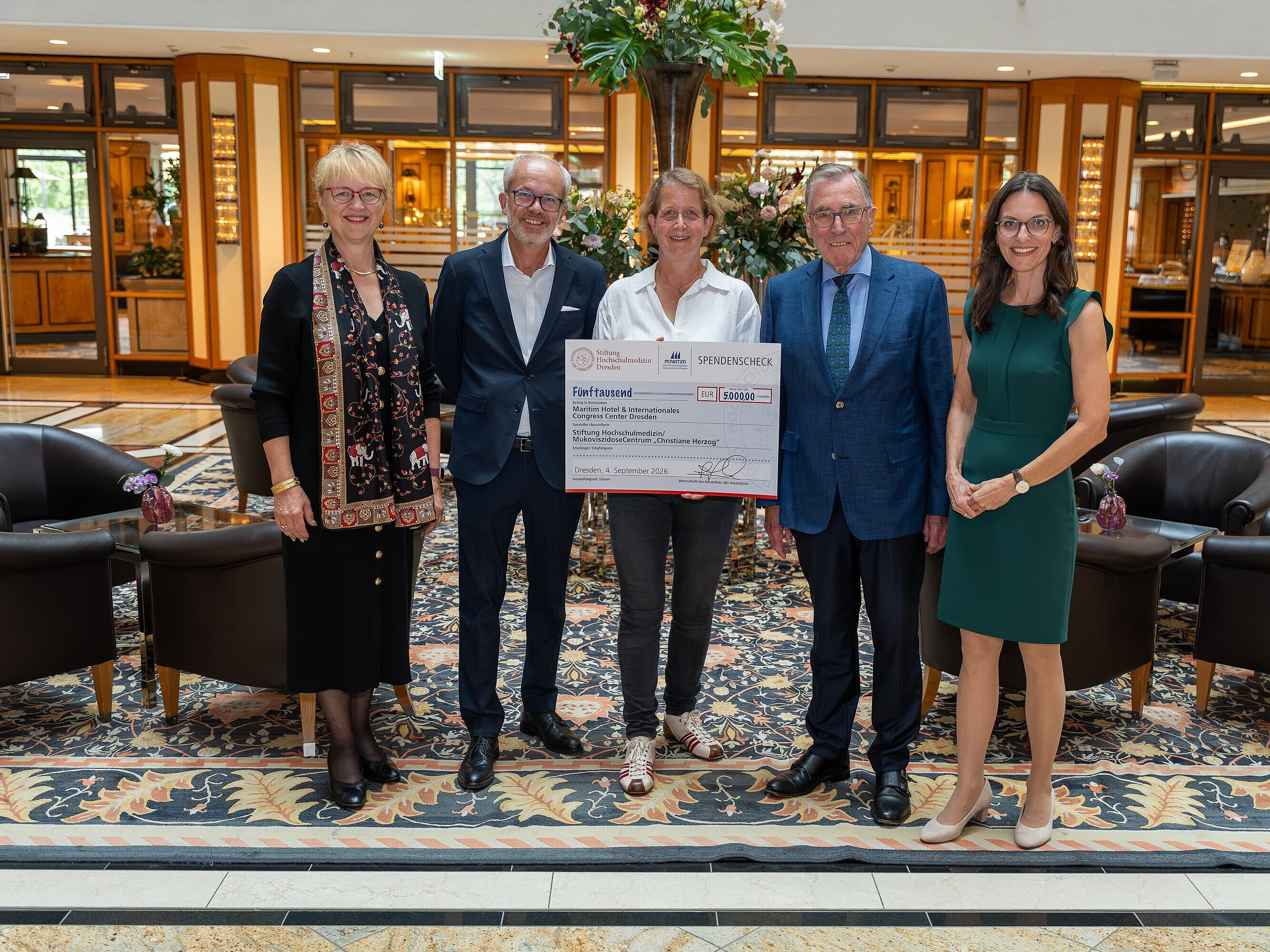 Remise d’un chèque ProTomorrow à la Fondation pour la promotion de la médecine universitaire de Dresde avec des représentants des deux organisations