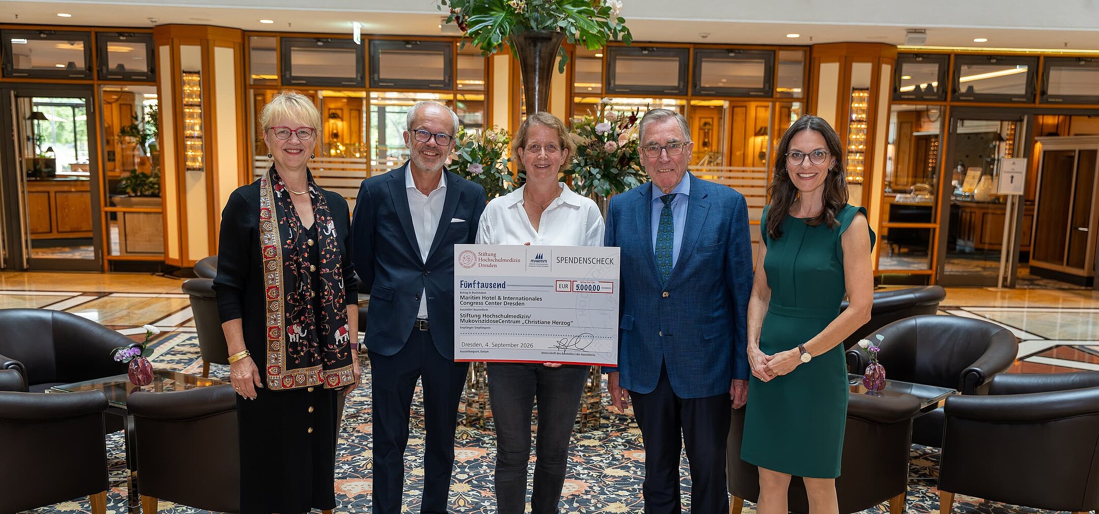 ProTomorrow cheque presentation ProTomorrow cheque presentation to the Foundation for the Promotion of University Medicine Dresden with representatives of both organisations