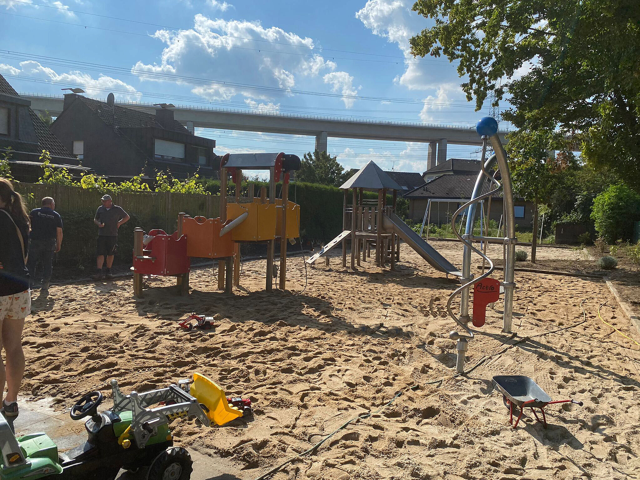 Reconstrucción de un parque infantil tras una inundación Parque infantil reconstruido con arena y juegos tras las labores de recuperación después de la inundación