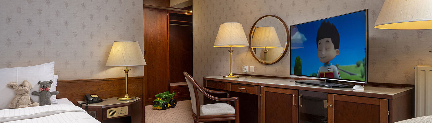 Child-friendly room with plush toys, TV cartoon and toys at Maritim Hotel Bad Wildungen