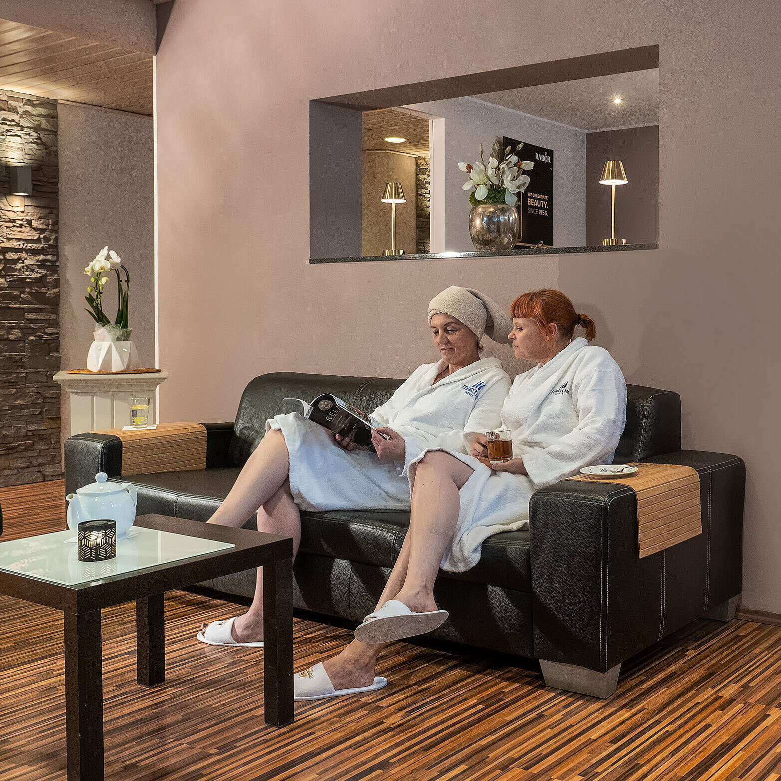 Spa reception area Guests relaxing in the spa lounge area of a Maritim hotel.