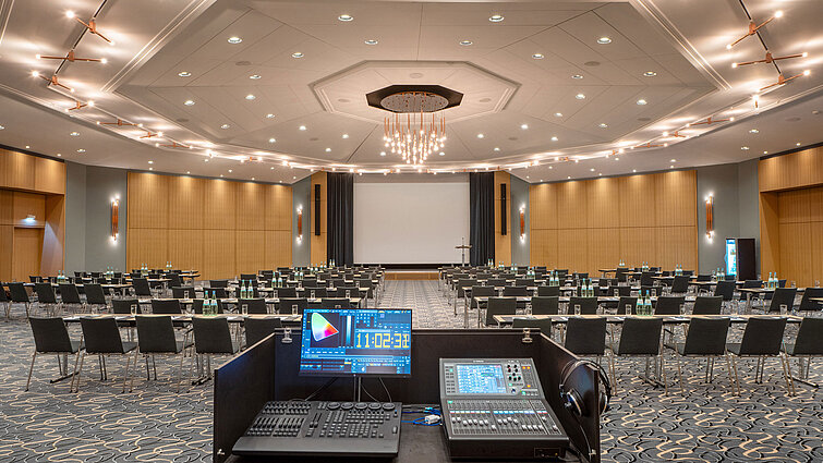 Salle Barbarossa au Maritim Hotel Würzburg avec disposition en rangées et technique événementielle moderne